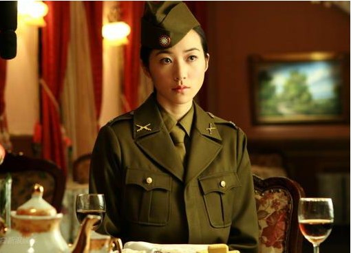 明星军装造型PK 女星英姿飒爽帅过男星