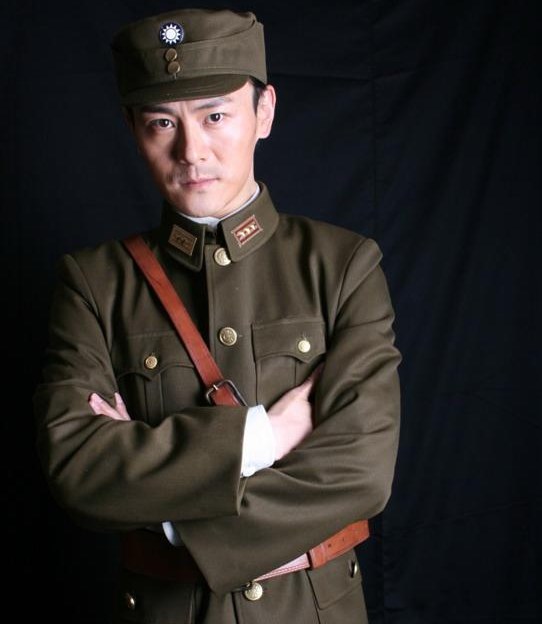 明星军装造型PK 女星英姿飒爽帅过男星