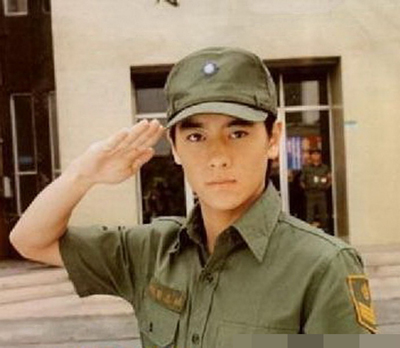 明星军装造型PK 女星英姿飒爽帅过男星