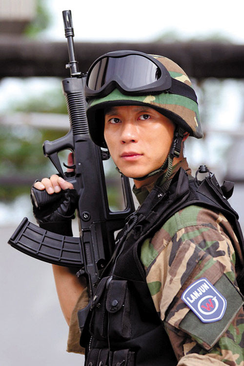 明星军装造型PK 女星英姿飒爽帅过男星