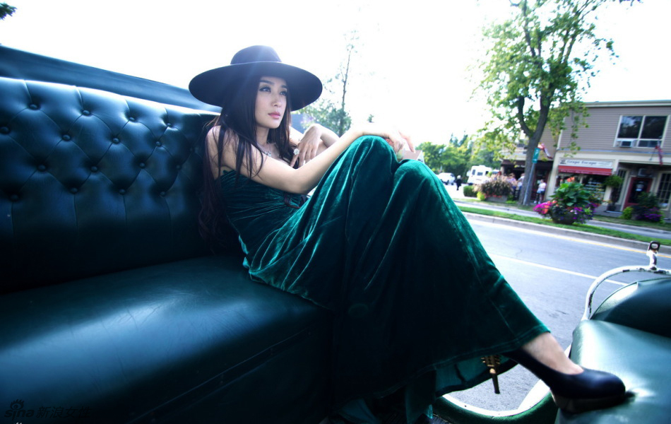 秦岚修身长裙复古礼帽女王范十足 展法式贵族气息