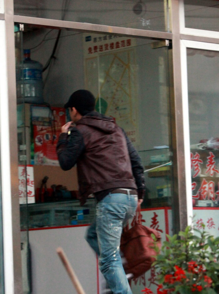 潘粤明董洁离婚后首现身 潘粤明独自吃饭表情阴郁