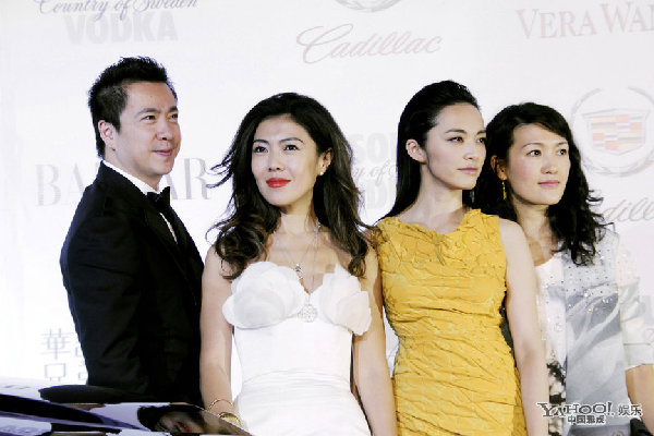 姚晨明黄短裙秀长腿艳压群星 表情冷艳气场强