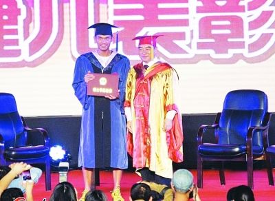 林丹获硕士学位 林丹获硕士学位