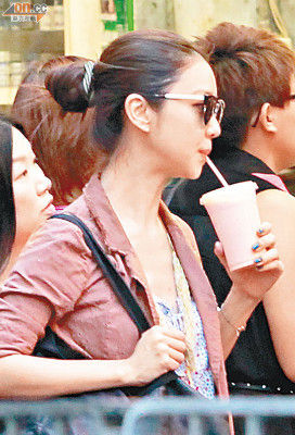 薛凯琪拖鞋逛街 薛凯琪拖鞋逛街