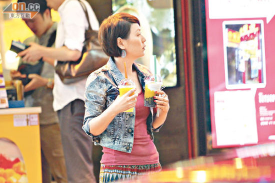 薛凯琪拖鞋逛街 薛凯琪拖鞋逛街