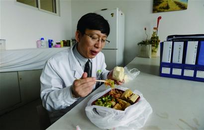 他用手术刀诠释医德