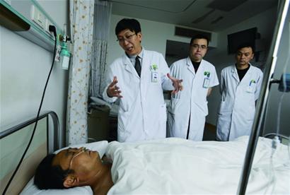 他用手术刀诠释医德