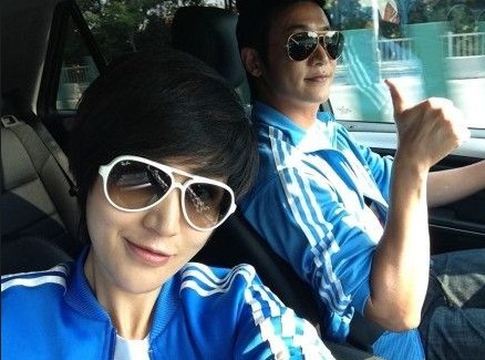 陆毅鲍蕾情侣装参加亲子运动会 与女儿共享天伦