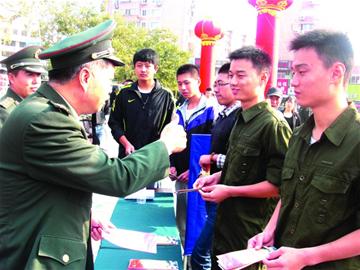 双胞胎武术冠军报名当兵 60多奖状震惊围观者