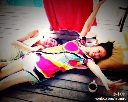林心如素颜与友人晒太阳