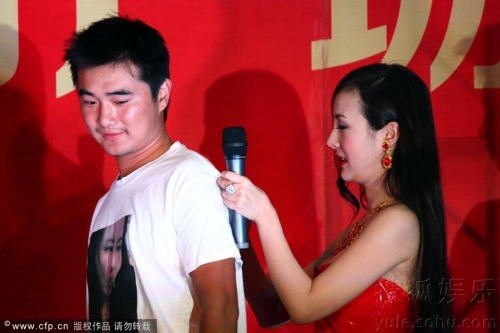 干露露坐贵妃椅被四猛男抬出 遭熊抱揩油开心