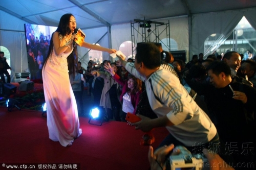 干露露坐贵妃椅被四猛男抬出 遭熊抱揩油开心