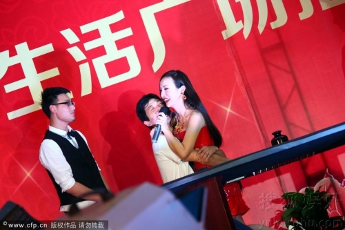 干露露坐贵妃椅被四猛男抬出 遭熊抱揩油开心