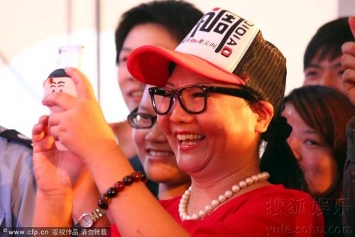 干露露坐贵妃椅被四猛男抬出 遭熊抱揩油开心