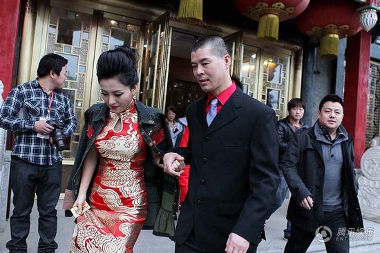 赵本山弟子王小虎补办婚礼 结婚12年后激情拥吻