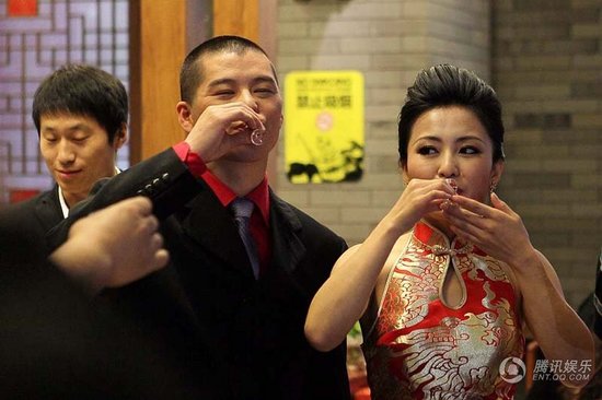 赵本山弟子王小虎补办婚礼 结婚12年后激情拥吻