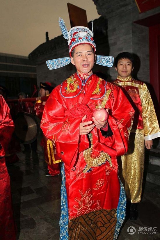 赵本山弟子王小虎补办婚礼 结婚12年后激情拥吻