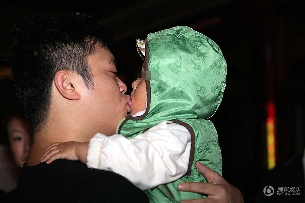 丫蛋1岁儿子首次曝光 王金龙与爱子玩舌吻