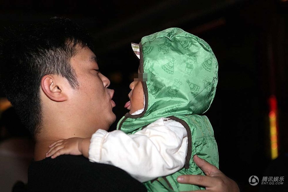 丫蛋1岁儿子首次曝光 王金龙与爱子玩舌吻