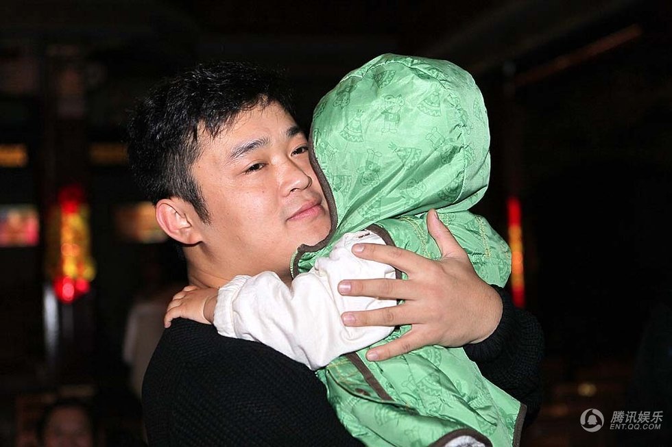 丫蛋1岁儿子首次曝光 王金龙与爱子玩舌吻