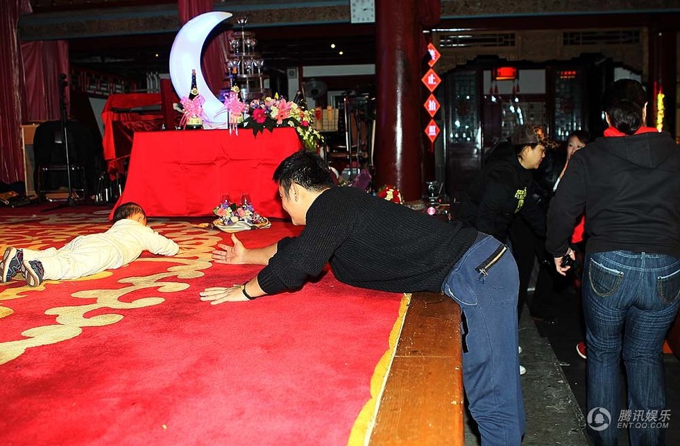 丫蛋1岁儿子首次曝光 王金龙与爱子玩舌吻