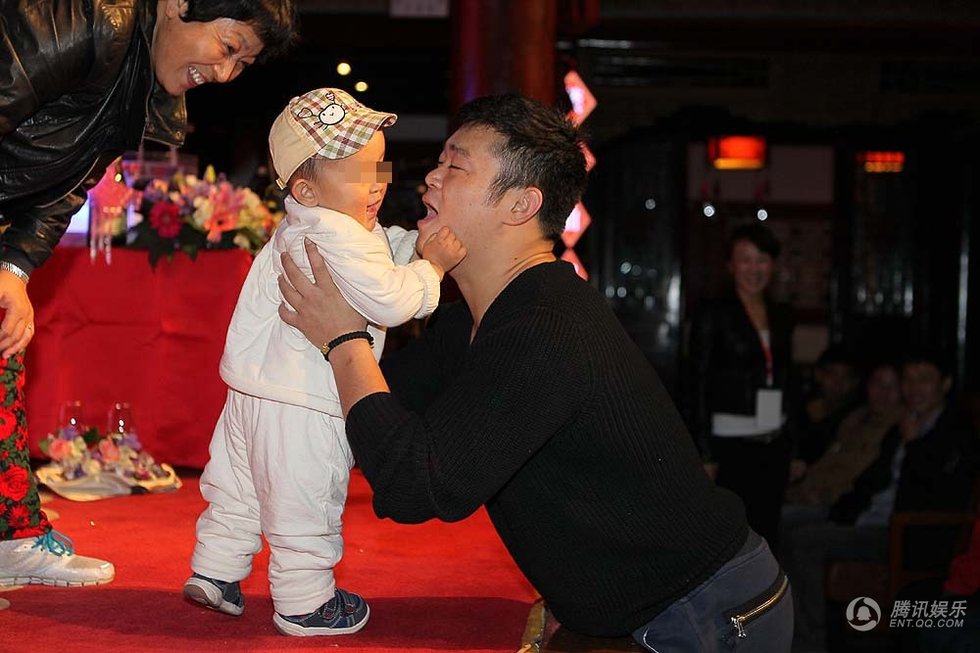 丫蛋1岁儿子首次曝光 王金龙与爱子玩舌吻