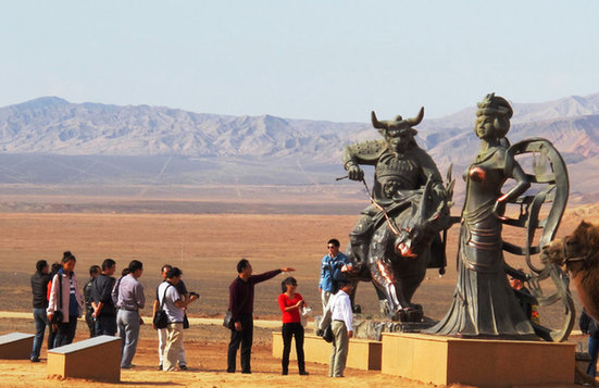 风景区铁扇公主铜像胸部被摸太多掉色