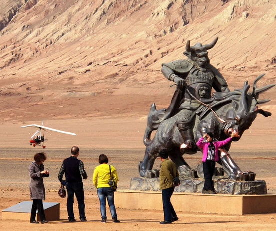 风景区铁扇公主铜像胸部被摸太多掉色