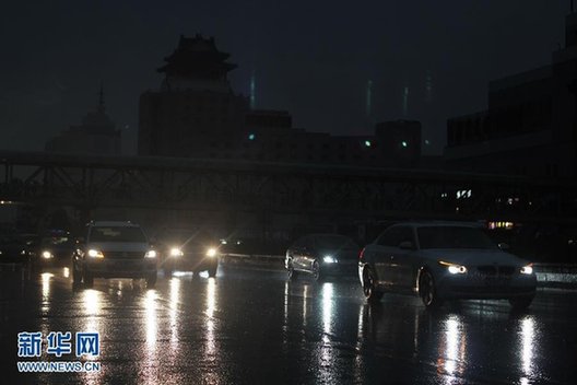 北京降雨乌云密布 下午两点如同深夜