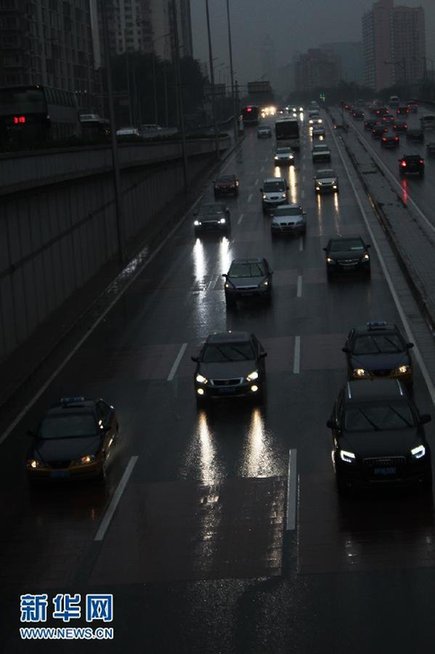 北京降雨乌云密布 下午两点如同深夜