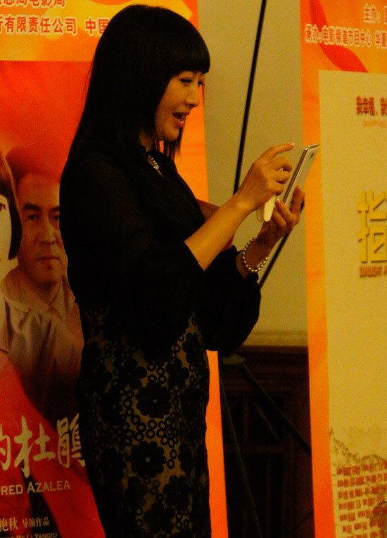 买红妹嘟嘴卖萌玩自拍