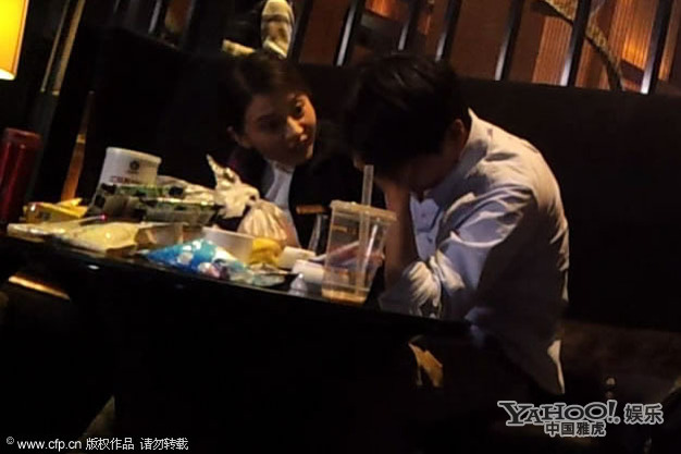 在公共场合如胶似漆的明星情侣