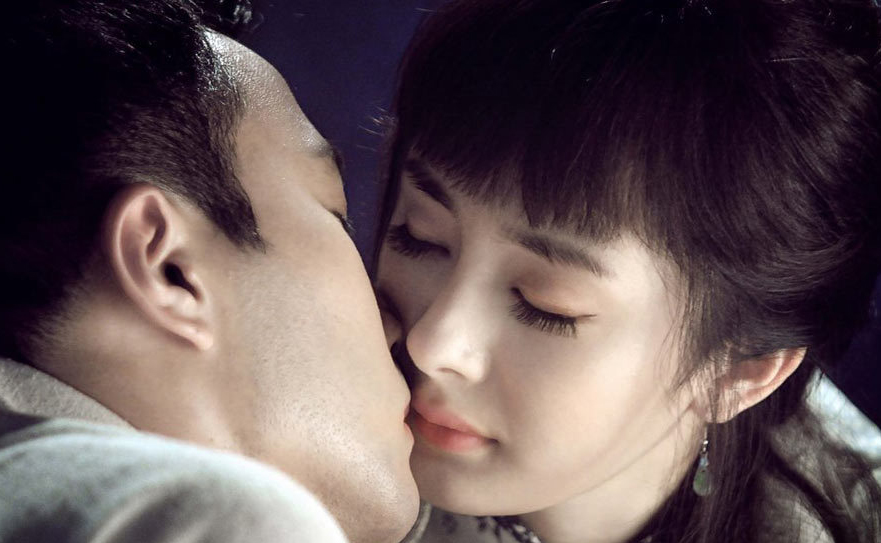 在公共场合如胶似漆的明星情侣