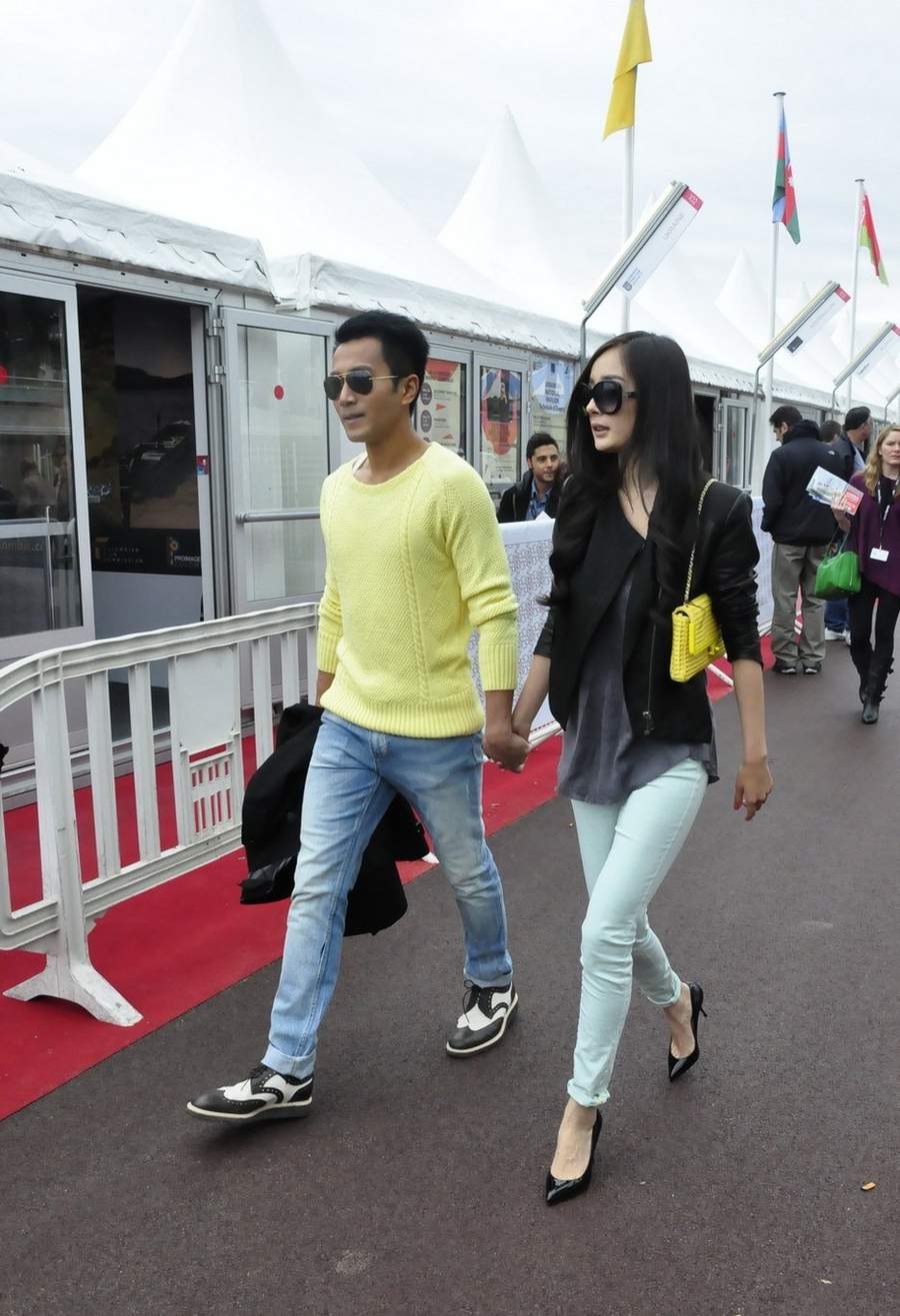 在公共场合如胶似漆的明星情侣