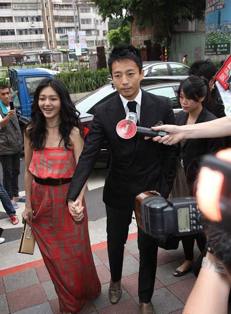 在公共场合如胶似漆的明星情侣