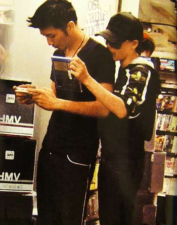 在公共场合如胶似漆的明星情侣