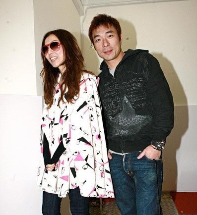 在公共场合如胶似漆的明星情侣