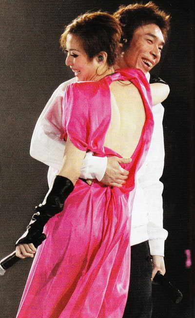 在公共场合如胶似漆的明星情侣