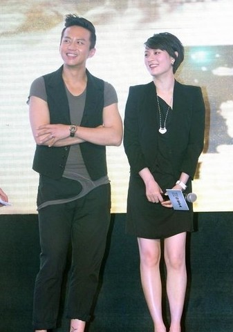 在公共场合如胶似漆的明星情侣