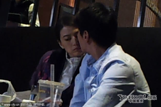 在公共场合如胶似漆的明星情侣