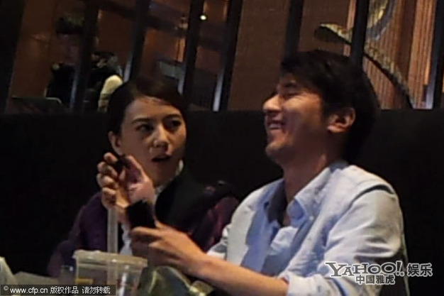 在公共场合如胶似漆的明星情侣