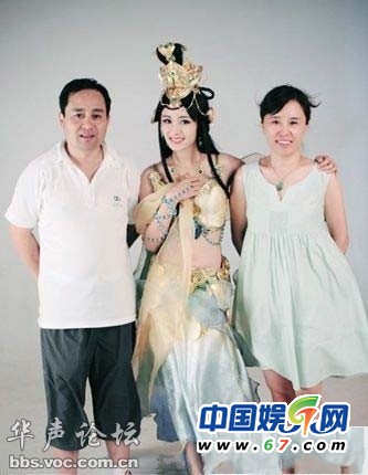 明星父母罕见合影曝光 看看谁受父母影响最大