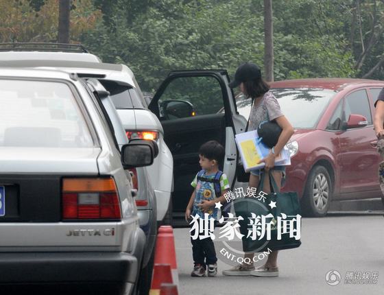 董洁儿子近照曝光 顶顶正太萌样帅过老爸潘粤明