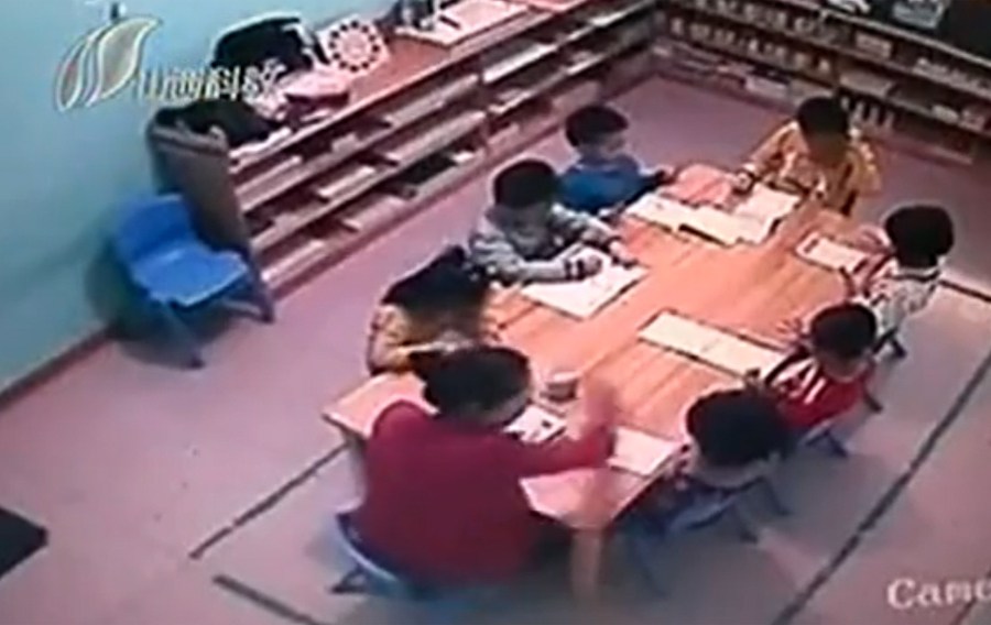 女童因不会算术题被扇数十耳光