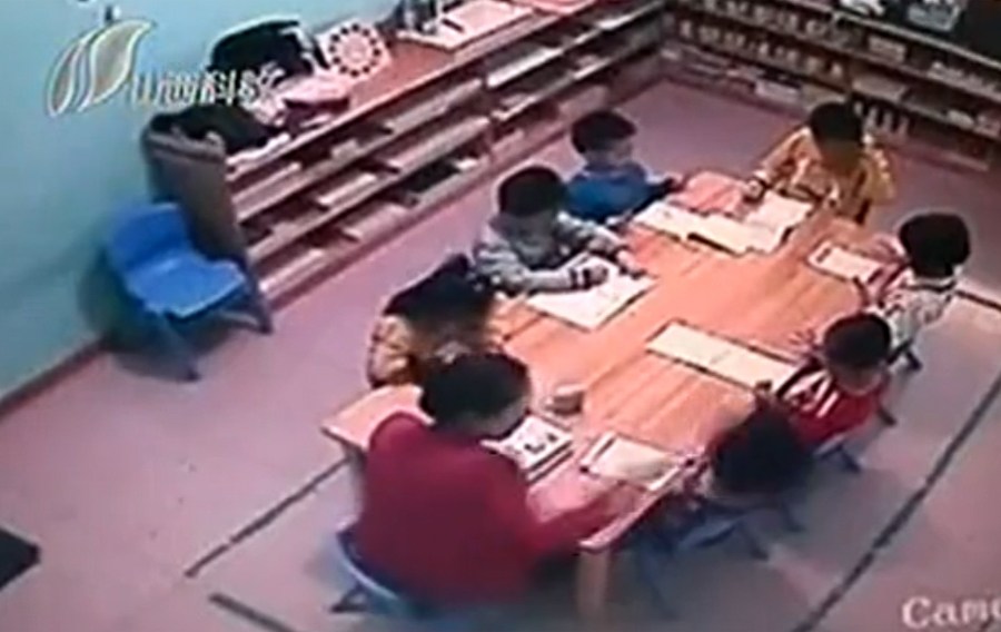 女童因不会算术题被扇数十耳光