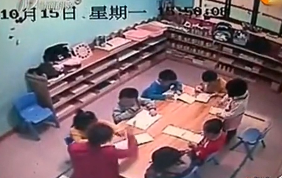 女童因不会算术题被扇数十耳光