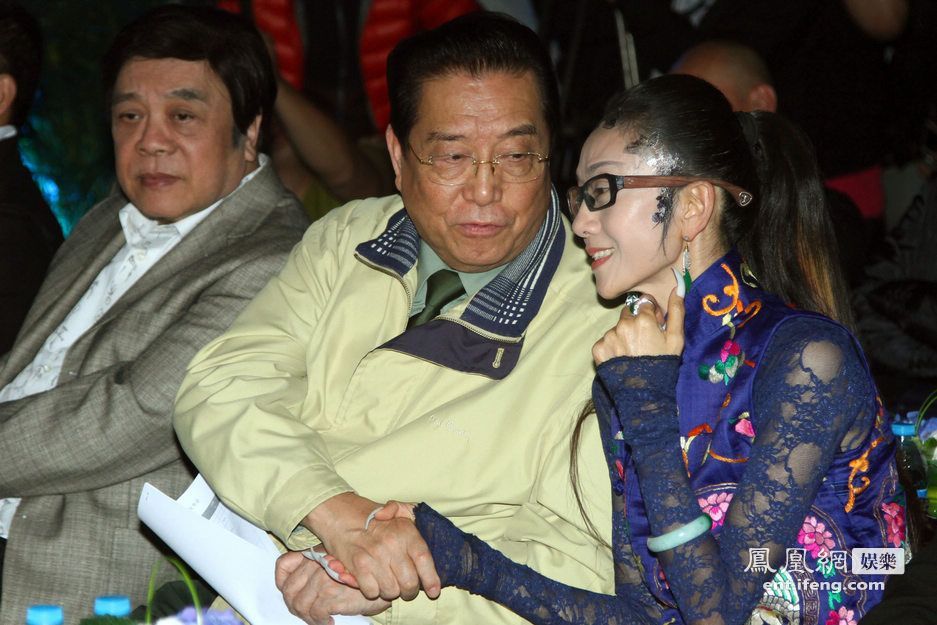 杨丽萍告别巡演众大腕捧场 李双江紧握杨丽萍
