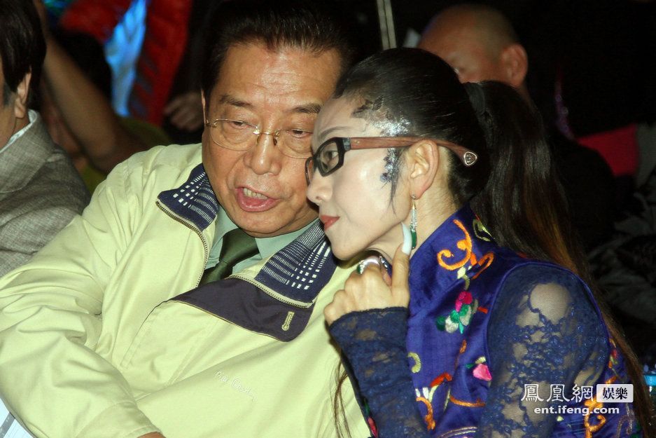 杨丽萍告别巡演众大腕捧场 李双江紧握杨丽萍