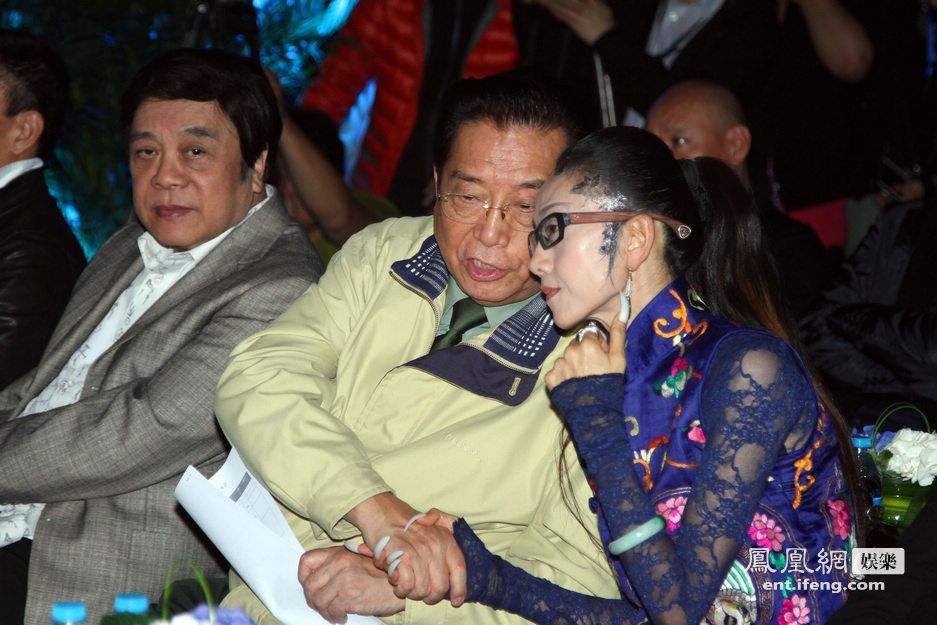 杨丽萍告别巡演众大腕捧场 李双江紧握杨丽萍